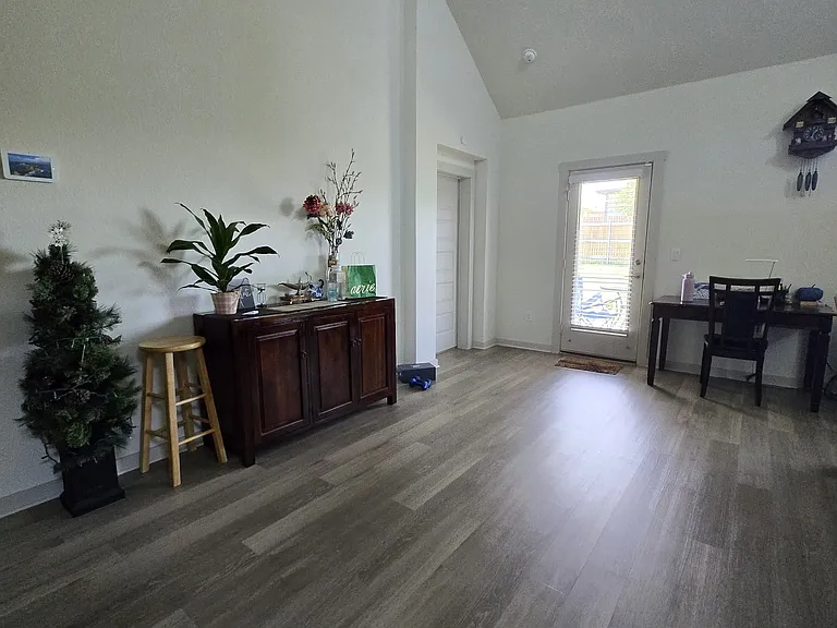 Linnie Ln — Photo 2