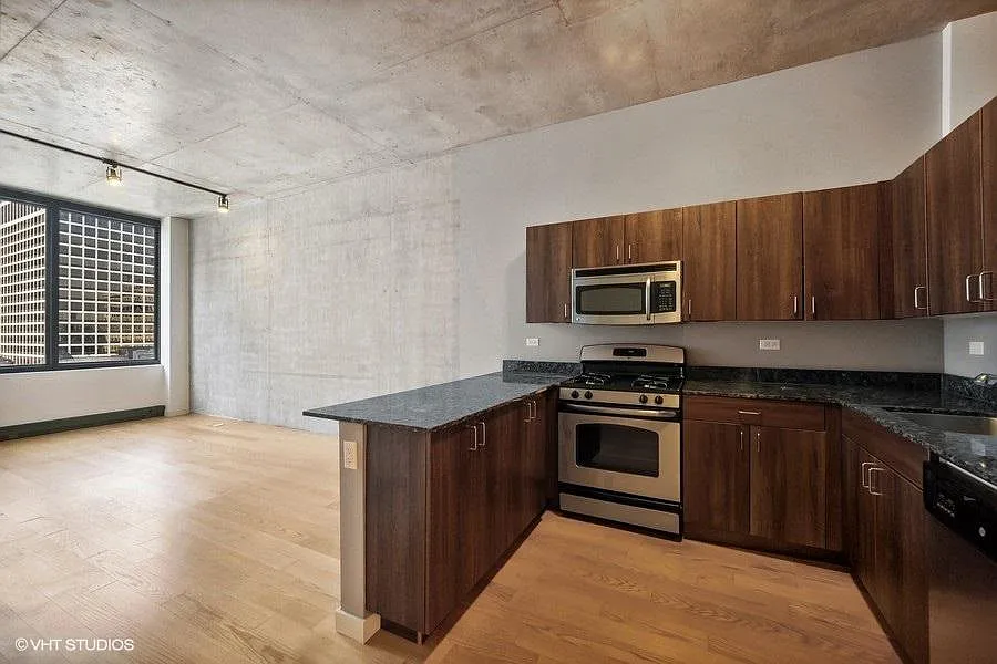 235 W Van Buren St — Photo 4