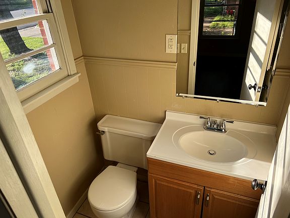 2nd image of 806 S Palmer Ave
