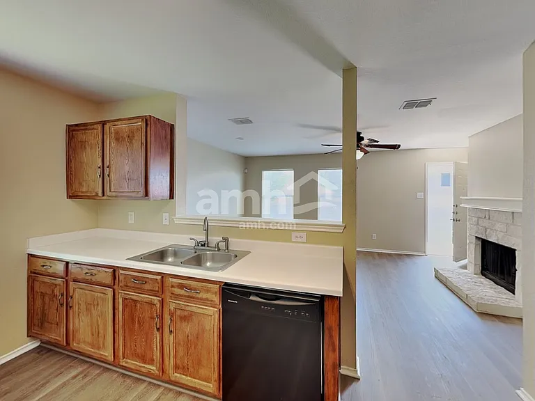 1704 Diamond Lake Trl — Photo 4