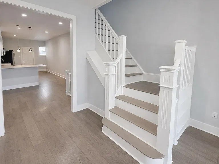 5515 Catharine St — Photo 4