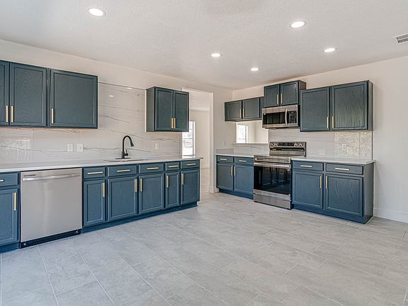 4th image of 818 Camelback Dr