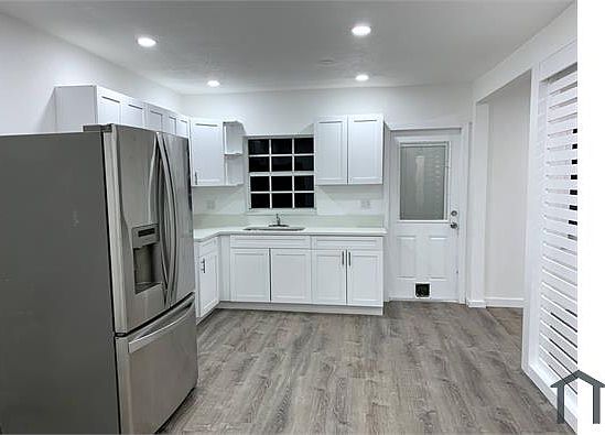 2nd image of 168 W 45th St