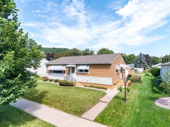 614 S 1st St, La Crescent, MN 55947