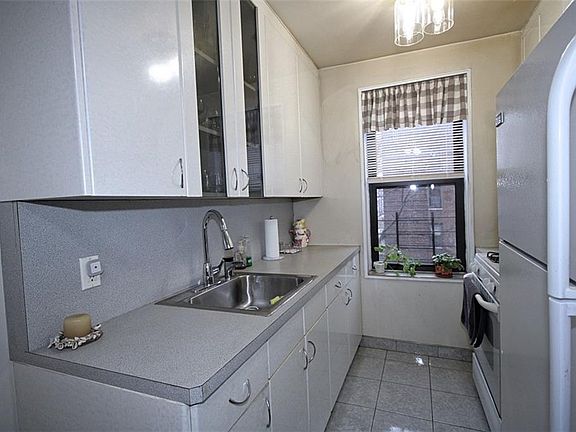 4th image of 2229 Knapp St APT 4L