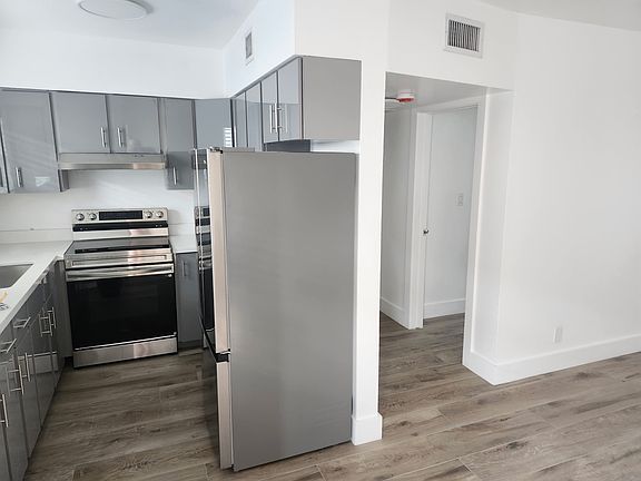 4th image of 2352 NE 9th St APT B1