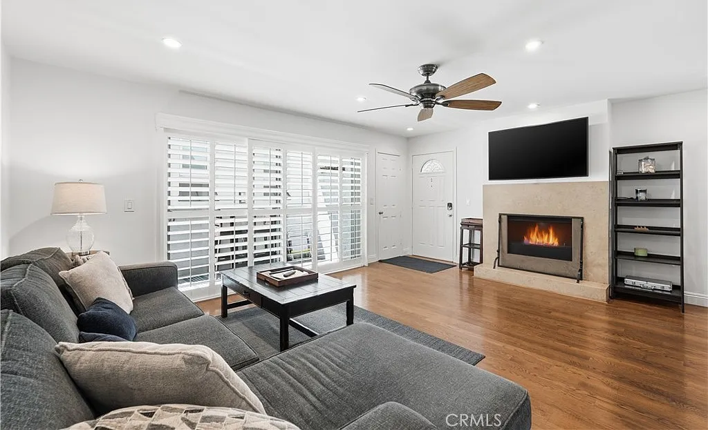 2 bed, 1115 sqft, $5,300 — Photo 1