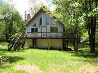 2202 Mohegan Ct, Long Pond, PA 18334