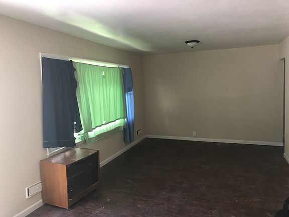 3rd image of 10827 Ewing Ave