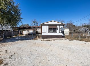 229 Breeze Dr, Devine, TX 78016