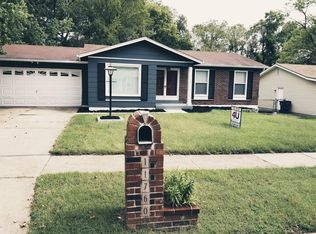 11760 El Camara Dr, Florissant, MO 63033