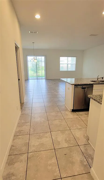 4 bed, 3.0 bath, 2272 sqft, $2,490 — Photo 4