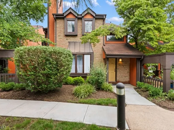 142 Riverbend Dr, North Brunswick Twp., NJ 08902