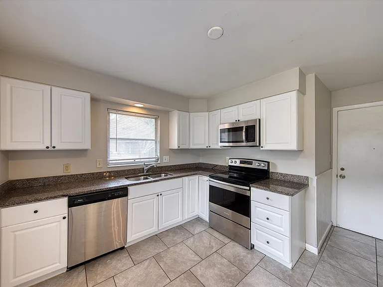 1901 Dolphin Dr — Photo 10