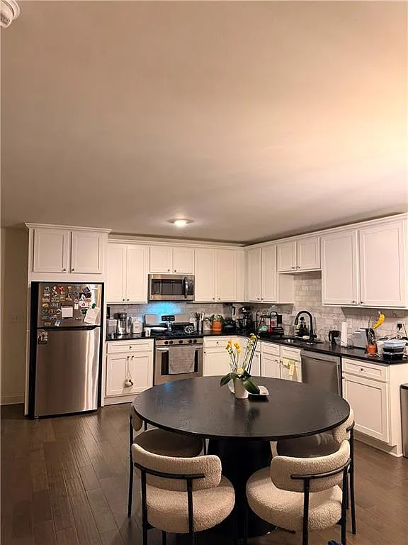 5 bed, 3.0 bath, 2074 sqft, $3,400 — Photo 3