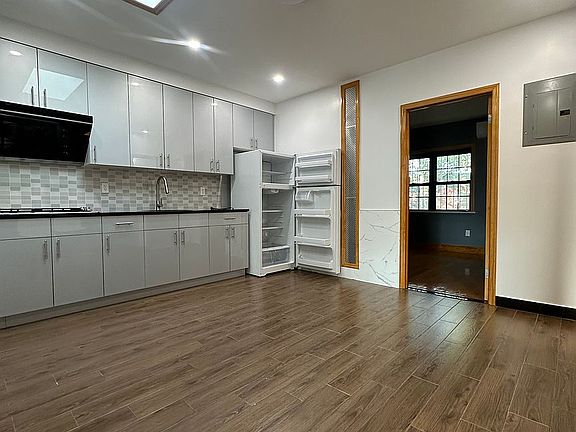 2nd image of 5120 Hillyer St