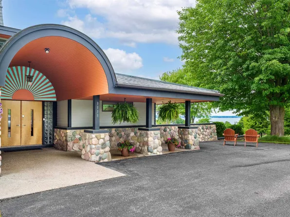 3333 Kirkridge Dr, Williamsburg, MI 49690