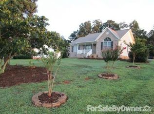 1413 Fall Leaves Ct, Graham, NC 27253