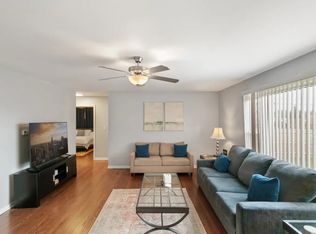 119 W Rockland Rd APT 1-A, Libertyville, IL
