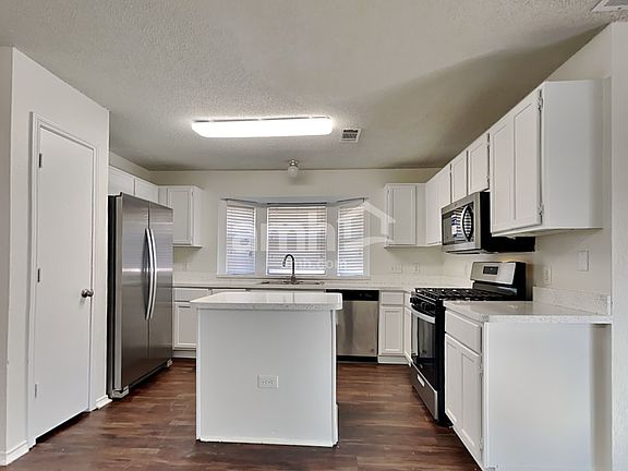 3rd image of 1364 Honeysuckle Ln