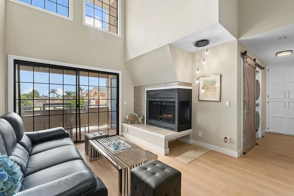 4 bed, 1364 sqft, $4,199 — Photo 3