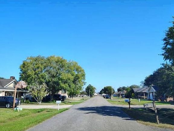 Exterior Neighborhood (street photo)