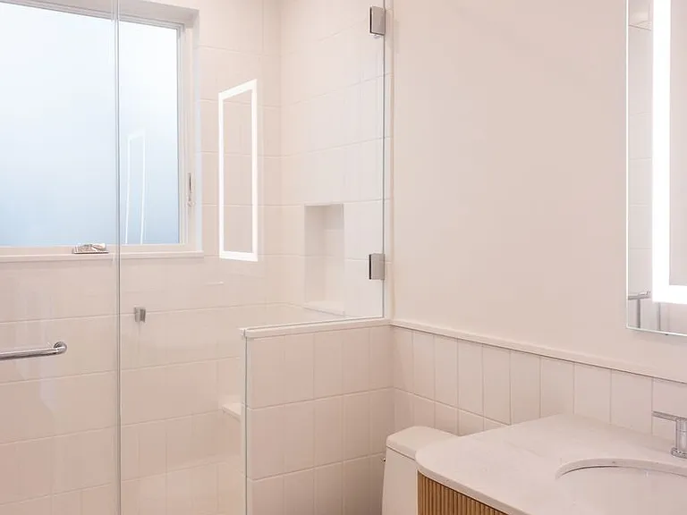 Stunning, Fully Remodeled Jr. 1bd/1ba! Remodeled! Private Deck! Parking! Laundry! Progressive! — Photo 13