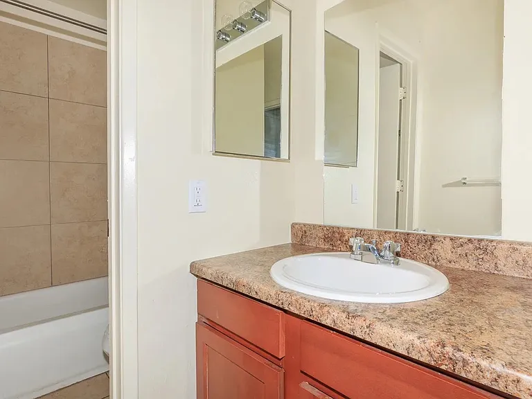 Los Vecinos Apartments — Photo 12