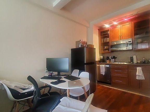 2nd image of 116 W 72nd St APT 12