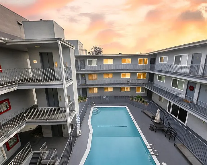 13860 Burbank Blvd — Photo 35