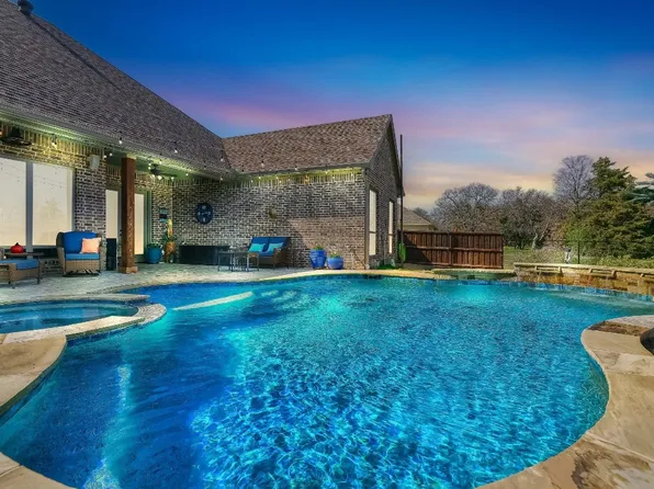 129 Comanche Dr, Lake Kiowa, TX 76240