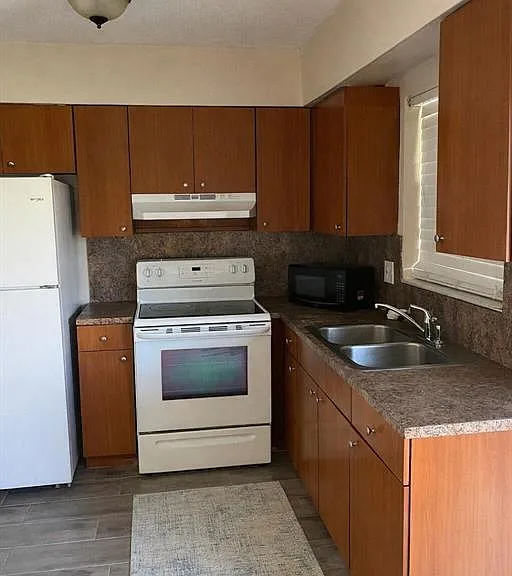 1630 NW 52nd Ave — Photo 2