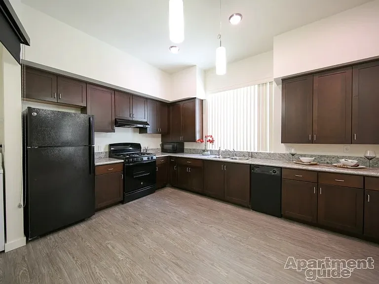 Bella Mare 6th street — Photo 10
