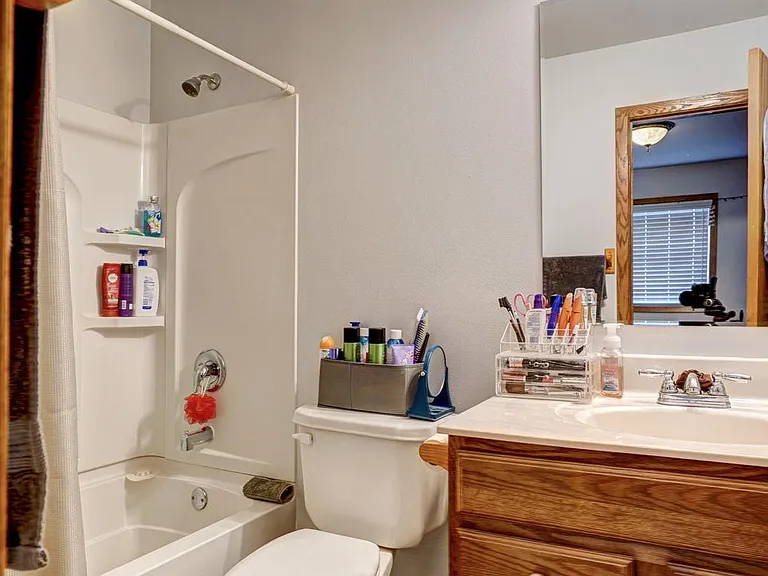647 N Walton Dr — Photo 12
