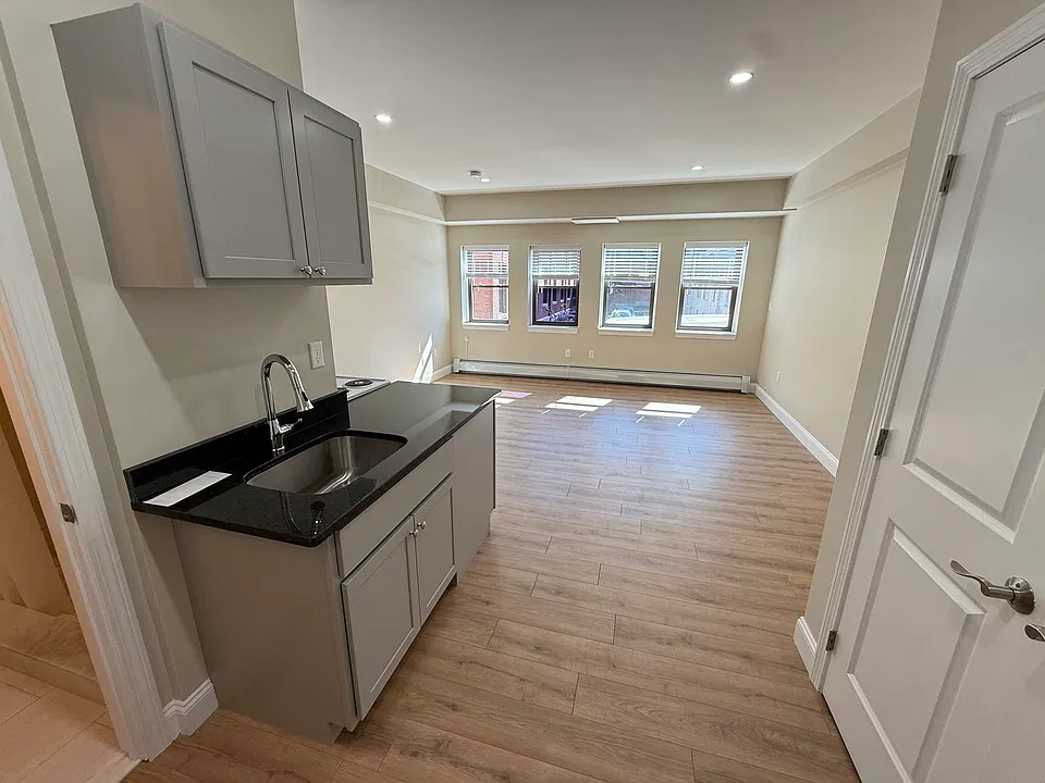 1050 Hancock St #17