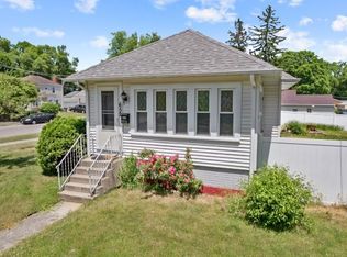 652 Bent St, Elgin, IL 60120