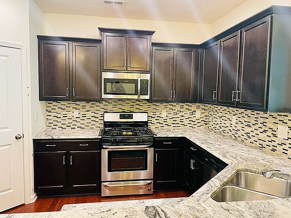 2nd image of 521 Durants Neck Ln