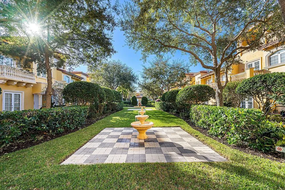 3 bed, 2.5 bath, 2043 sqft, $3,950 — Photo 3