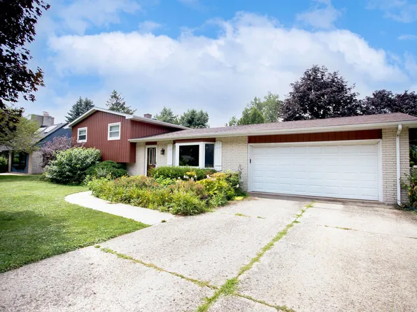 936 Estes St, Gurnee, IL 60031
