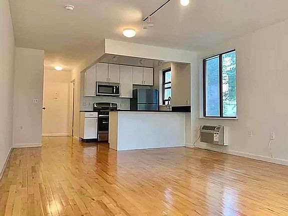 2nd image of 190 E 7th St APT 203