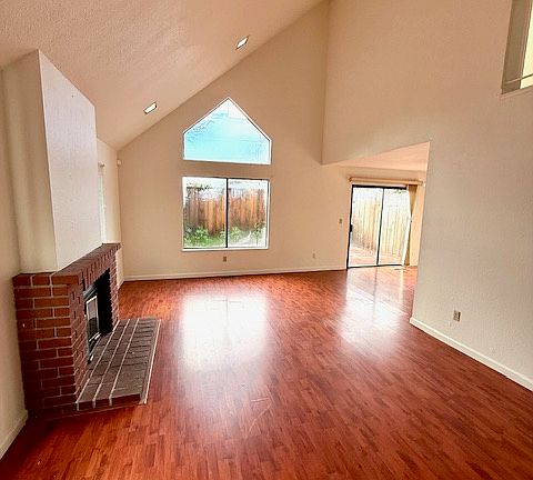 2nd image of 444 Glenmoor Cir