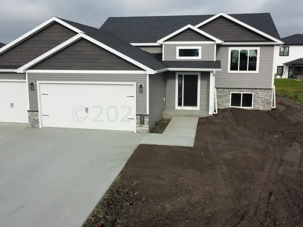 4211 Pine Pkwy S, Fargo, ND 58104
