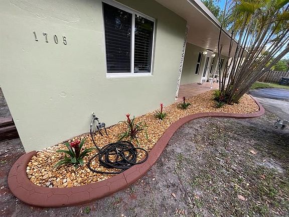 2nd image of 1705 Venice Ln