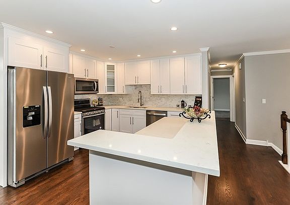 5th image of 237 Sterling Ct