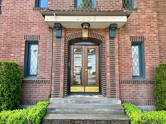 2nd image of 4403 SW Admiral Way #4409-305