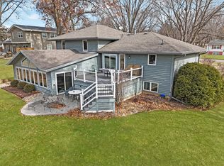 210 Park Crest Dr, Freeport, IL 61032