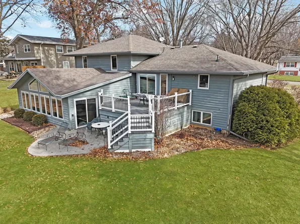 210 Park Crest Dr, Freeport, IL 61032