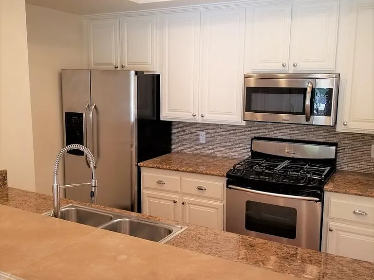 1031 N Crescent Heights Blvd — Photo 31