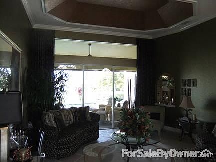 Lining Room with Tray Ceiling