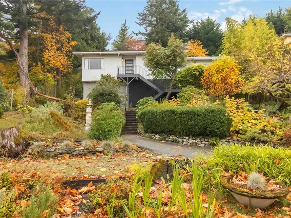 4882 Lochside Dr, Saanich, BC V8Y 2E4